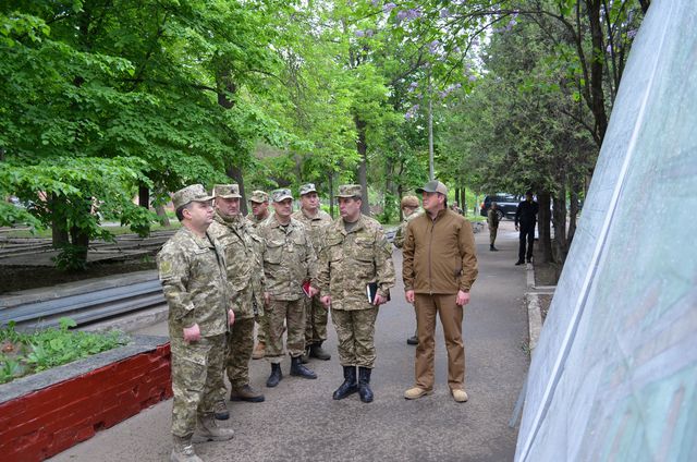 Полторак посетил военные подразделения в зоне боевых действий, фото mil.gov.ua