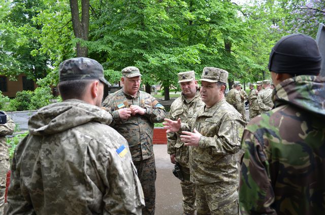 Полторак посетил военные подразделения в зоне боевых действий, фото mil.gov.ua