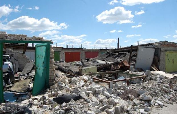 Дебальцево продолжает лежать в руинах. Фото: debaltsevo.com и соцсети