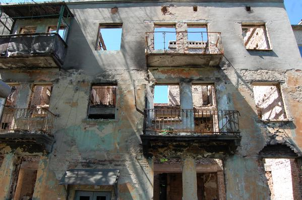 Руины в Дебальцево. Фото: Соцсети и AFP