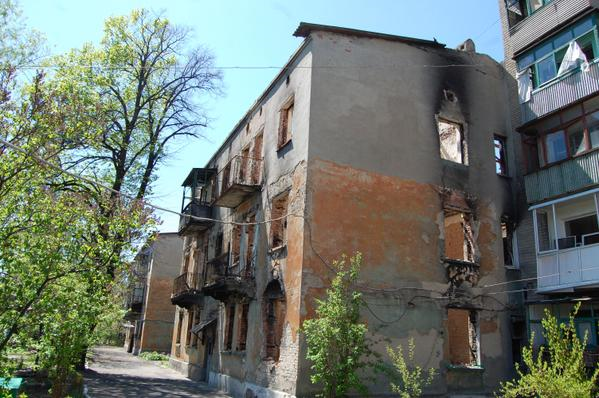 Руины в Дебальцево. Фото: Соцсети и AFP