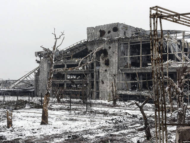 Донецкий аэропорт, окрестности и Пески. Фото: zyalt.livejournal.com и AFP