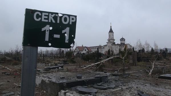 Донецький аеропорт, околиці і Піски. Фото: zyalt.livejournal.com і AFP