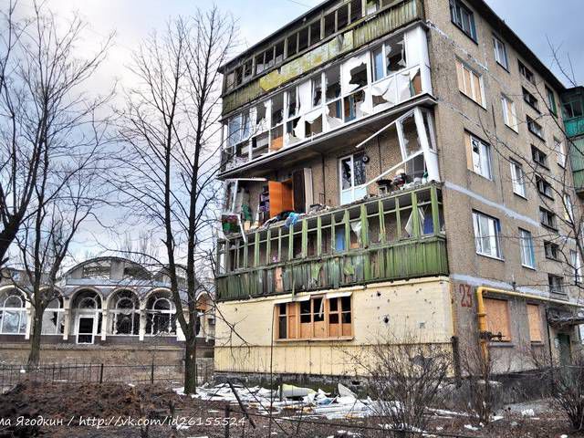 Донецк после обстрелов. Фото: Соцсети и AFP