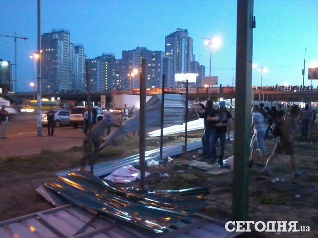 Возле скандального строительства у метро "Осокорки" произошли столкновения. Автор фото Ирина Ковальчук/Сегодня