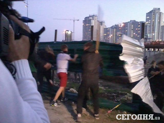 <p>Біля скандального будівництва біля метро "Осокорки" відбулися зіткнення. Автор фото Ірина Ковальчук/Сегодня</p>