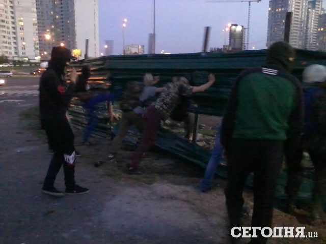 Возле скандального строительства у метро "Осокорки" произошли столкновения. Автор фото Ирина Ковальчук/Сегодня