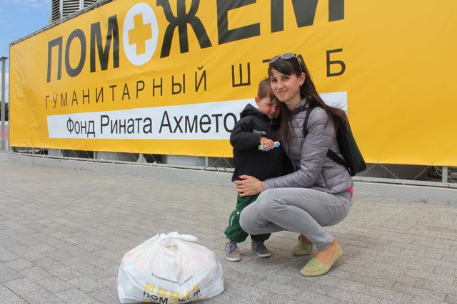 Штаб Ахметова выдал более 200 тыс. гуманитарных наборов для детей. Фото: пресс-центр.