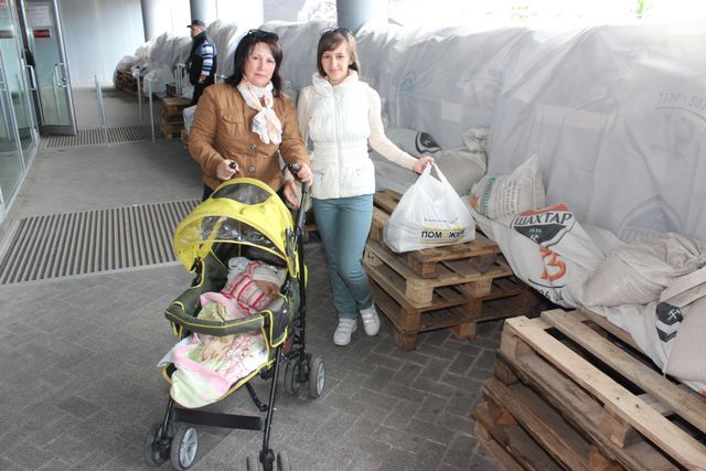 Штаб Ахметова выдал более 200 тыс. гуманитарных наборов для детей. Фото: пресс-центр.