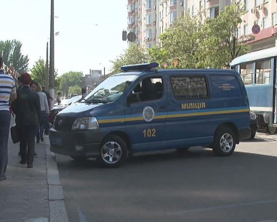 В Одессе милиционер, которого обменяли на заложниц, уговорил злоумышленника сдаться, фото mvs.gov.ua