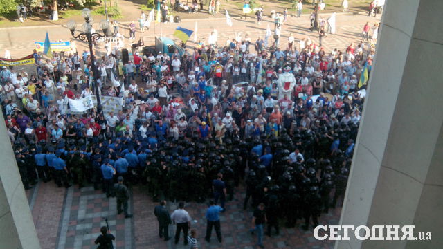 <p>Під Радою продовжує мітингувати Фінмайдан. Фото: Д.Нінько</p>