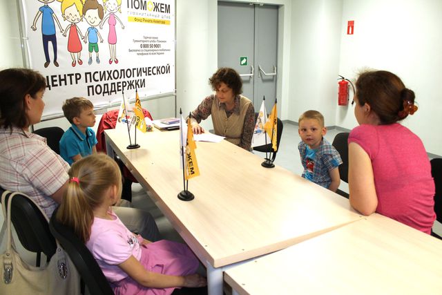 <p>Психологічна служба Гуманітарного штабу проводить заняття з дітьми на Донбас Арені. Фото: прес-центр.</p>