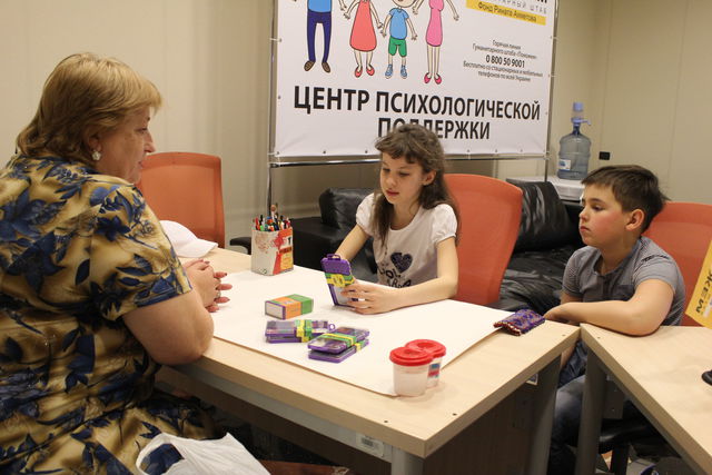 <p>Психологічна служба Гуманітарного штабу проводить заняття з дітьми на Донбас Арені. Фото: прес-центр.</p>