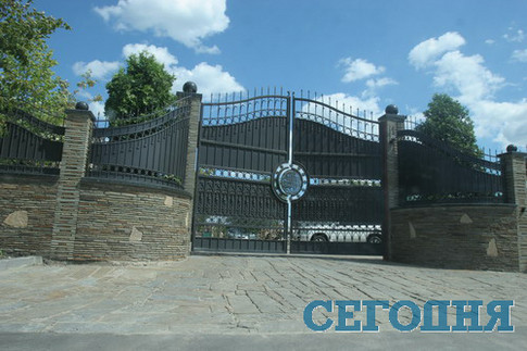 Ворота дома главы Запорожской облгосадминистрации Евгения Червоненко, уверены соседи. Фото Ю. Малащук
