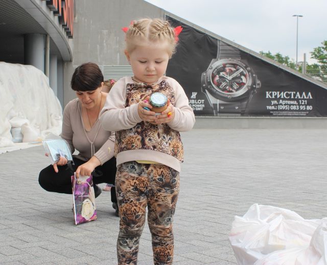 Детские наборы выдают более чем в 60 пунктах выдачи штаба в Донецкой и Луганской области. Фото: пресс-центр.
