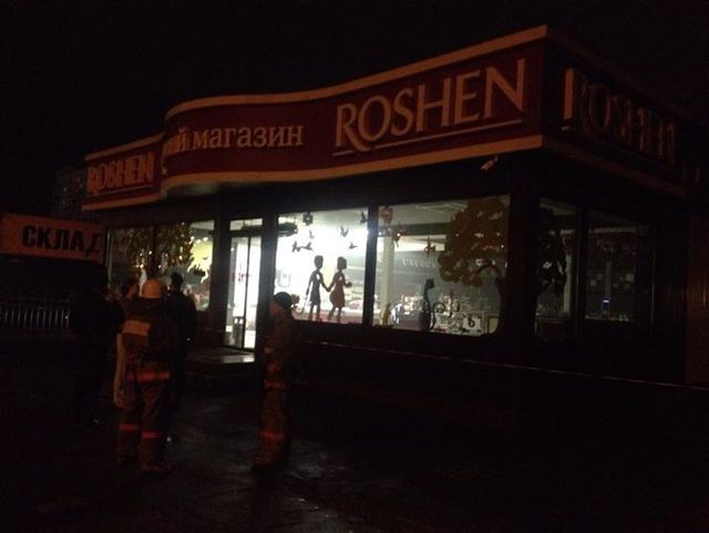 В магазине Roshen на Оболони произошел взрыв, фото Vitaliy Selyk/Facebook
