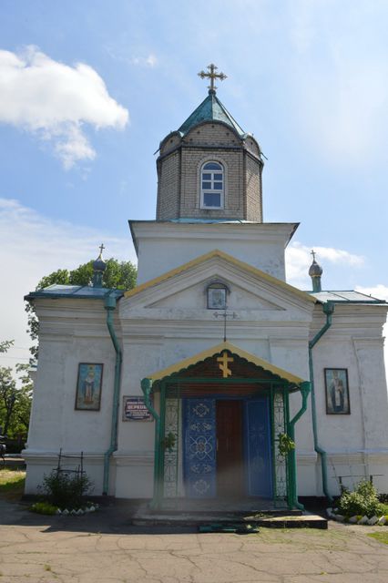 Боевики накануне Троицы обстреляли православную церковь. Фото: moskal.in.ua
