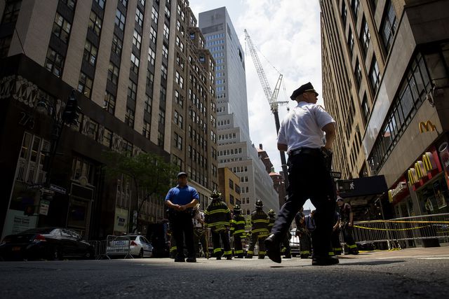 Строительный кран упал на небоскреб в центре Нью-Йорка, фото AFP