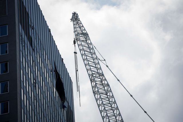 <p>Будівельний кран впав на хмарочос у центрі Нью-Йорка, фото AFP</p>