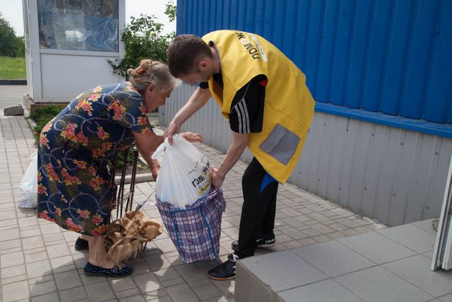 Мирные жители Донбасса получают помощь Гуманитарного штаба. Фото: пресс-центр.