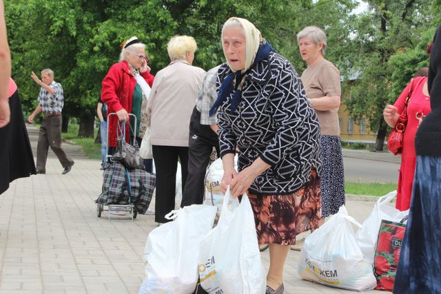 <p>Мирні жителі Донбасу отримують допомогу Гуманітарного штабу. Фото: прес-центр.</p>