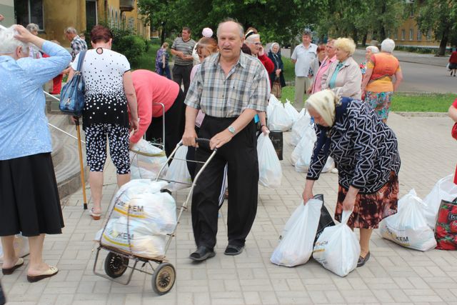 <p>Мирні жителі Донбасу отримують допомогу Гуманітарного штабу. Фото: прес-центр.</p>
