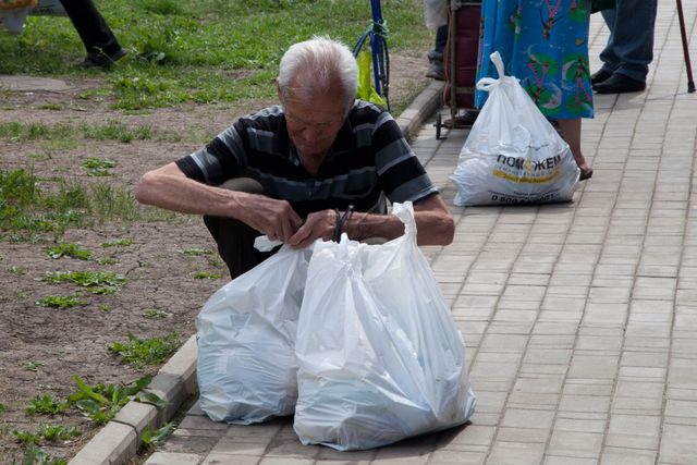 Мирные жители Донбасса получают помощь Гуманитарного штаба. Фото: пресс-центр.