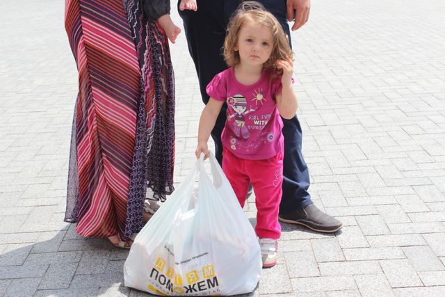<p>Видача гуманітарної допомоги дітям на Донбас Арені. Фото: прес-центр.</p>