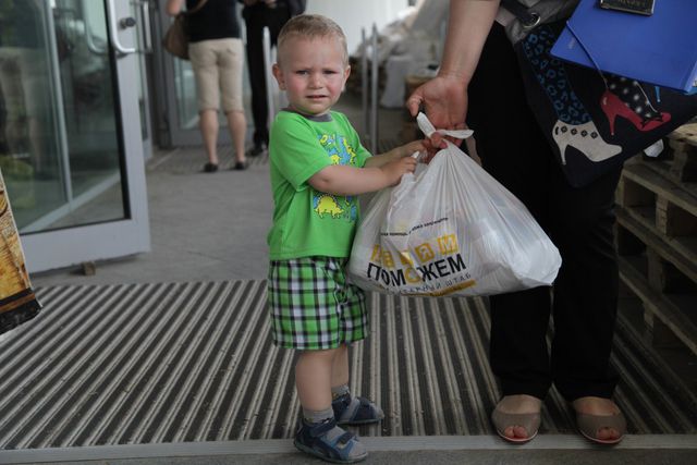 Выдача гуманитарной помощи детям на Донбасс Аренет. Фото: пресс-центр.