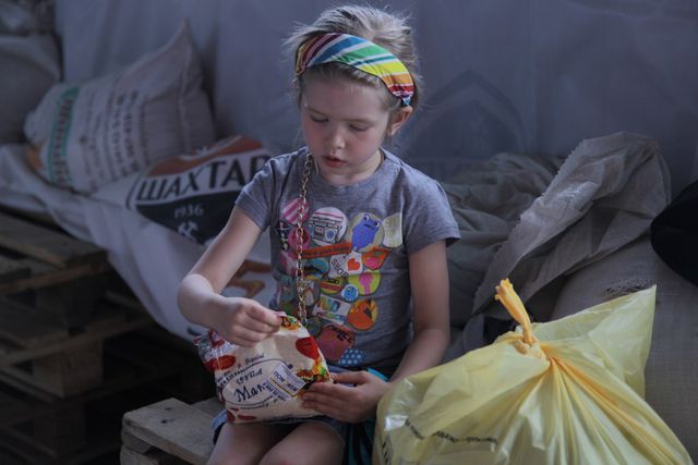 Выдача гуманитарной помощи детям на Донбасс Аренет. Фото: пресс-центр.
