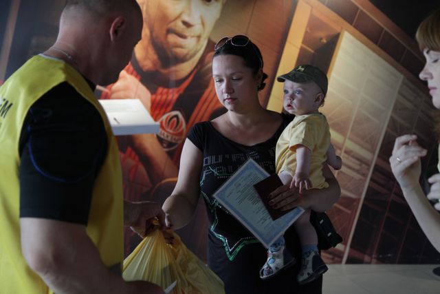 <p>Видача гуманітарної допомоги дітям на Донбас Арені. Фото: прес-центр.</p>