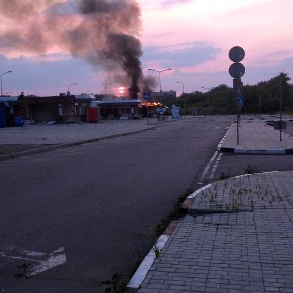 <p>У Донецьку неподалік від аеропорту згорів автовокзал "Західний", фото соцмереж</p>