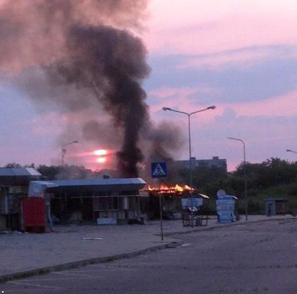 В Донецке неподалеку от аэропорта сгорел автовокзал "Западный", фото из соцсетей