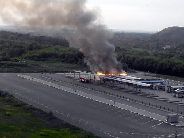В Донецке неподалеку от аэропорта сгорел автовокзал "Западный", фото из соцсетей