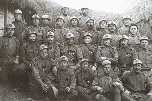 Начало конца. Типичный снимок 1917 года – орлы на касках закрашены, некоторые уже поснимали погоны