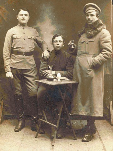 А это уже конец! Так будут фотографироваться демобилизованные военнослужащие зимой 1918 года – с рюмкой вина за поражение