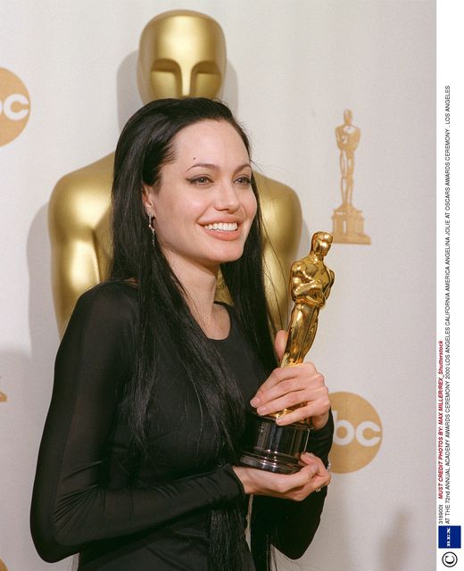 Фото 2000 год. Джоли получила статуэтку "Оскар" за лучшую женскую роль второго плана в драме "Прерванная жизнь", снятой в 1999 году.<br />
