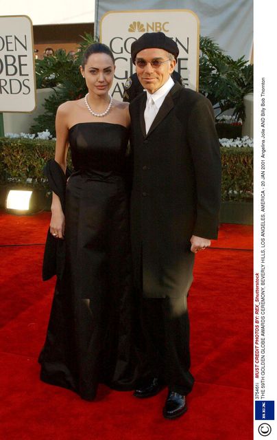 Світова слава прийшла до Джолі в 2001 – вона постала на екрані в образі Лари Крофт в "Ларі Крофт: розкрадачці гробниць".<br />
У 2000 році на зйомках чергової картини у Джолі почався бурхливий роман з актором Біллі Бобом Торнтоном. Їх шлюб розпався через три роки.
