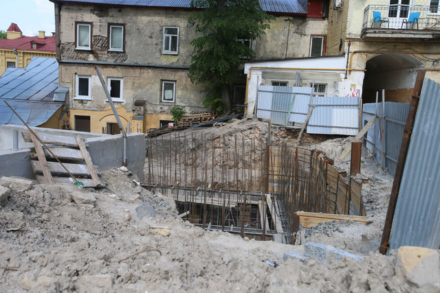 <p>Вплив будівництва. Сусідні будинки розвалюються</p> | Фото: Олександр Яремчук