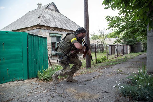 Украинские военные отбили атаку боевиков. Фото: AFP