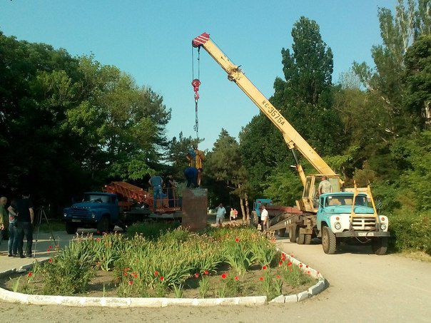 Демонтировали памятники Ильичу. Фото: Соцсети и ria-m.tv