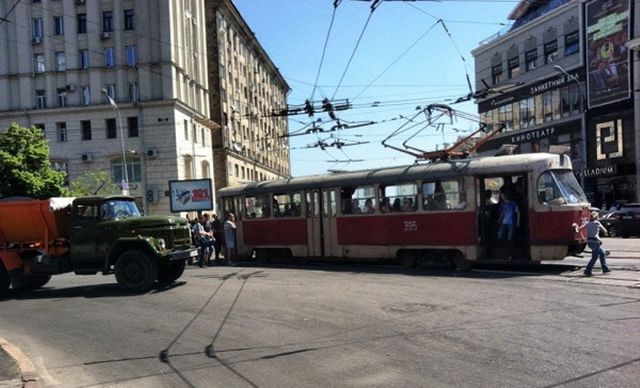 Только в Харькове за 2,50 грн трамвай нужно еще и толкать