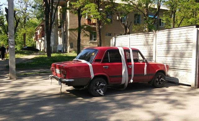 Харьковчане – добрые и душевные люди, которые заботятся о своих автомобилях. В случае чего и перебинтовать могут.