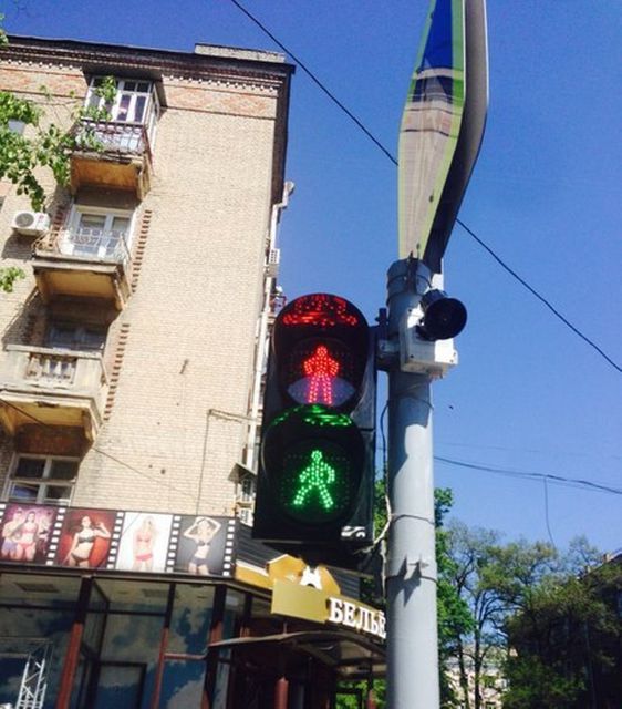 На одной из центральных улиц Харькова есть такой светофор. Вероятно, для людей, которые еще не решили, переходить дорогу сейчас, или позже.