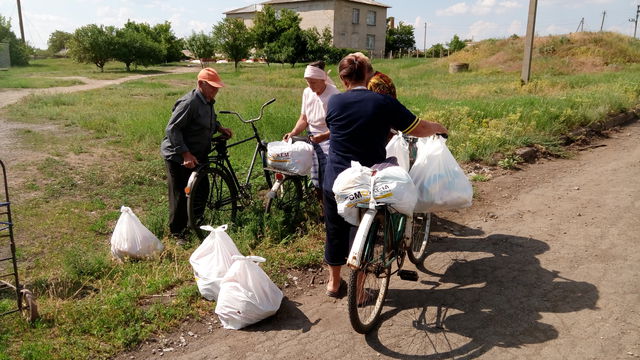 Села Амвросиевского района получили помощь штаба Ахметова. Фото: пресс-центр.