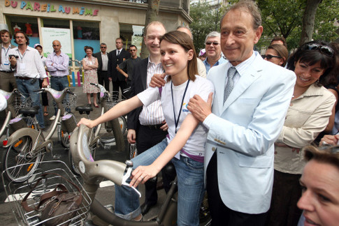 Мэр Парижа Бертран Делано с одной из первых участниц акции. Фото AFP