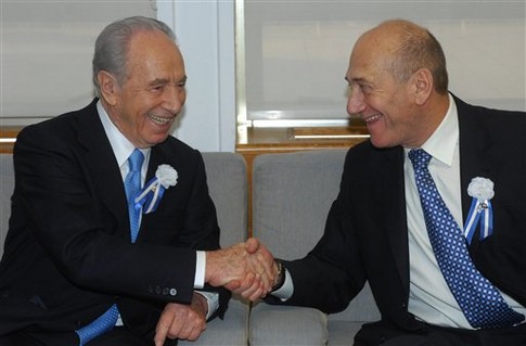 Шимон Перес и премьер-министр Эхуд Ольмерт. Фото АР