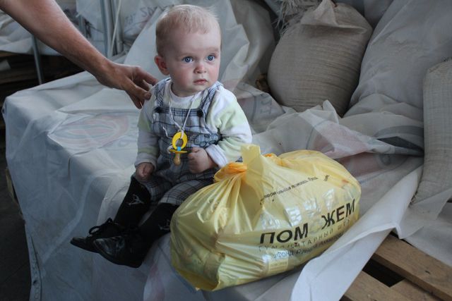<p>Видача гуманітарних наборів для дітей у Донецьку. Фото: прес-центр.</p>