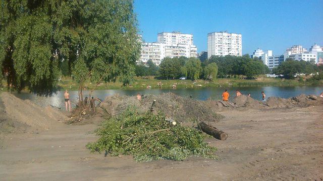 <p>Люди бояться, що зачищають місце під майбутню будову, фото Володимир Бондар/Facebook</p>