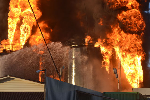 <p>Під Києвом горить нафтобаза. Фото: ДСНС і соцмережі</p>
